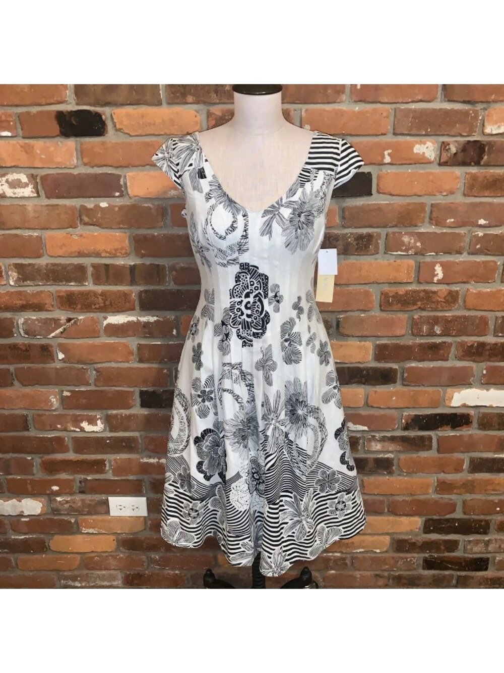 Mikael Aghal White And Black Floral Fit N Flare Dress Size 4